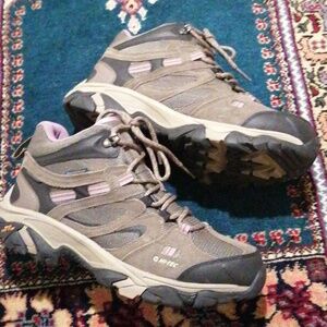 Size 8.5 Hi-tec Hiking boots